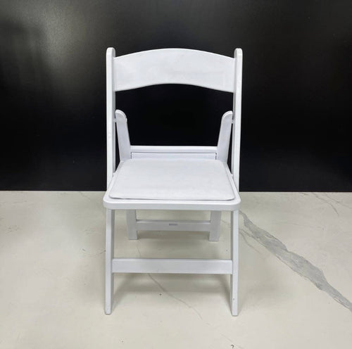 Chaises blanches pliables
